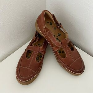 NWOT Naturalizer Lightweight Brown Leather Sandals, velcro, Buckle Closure, 8.5